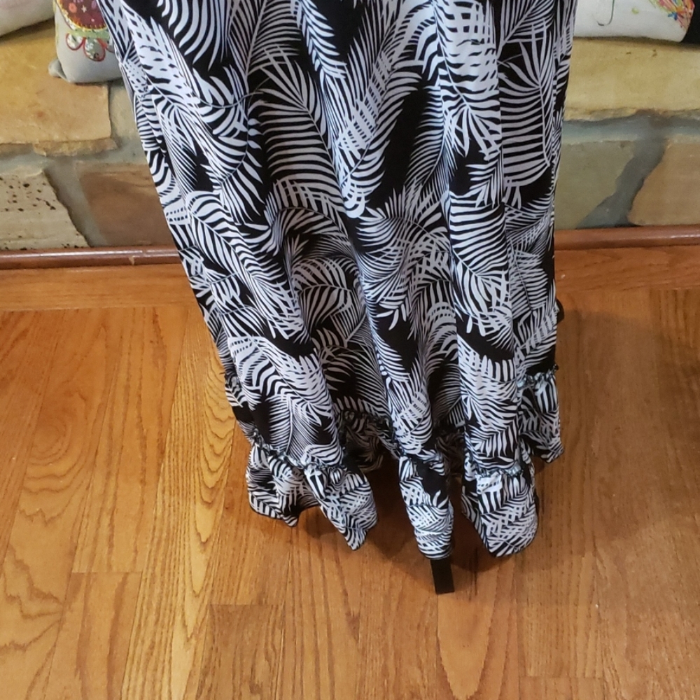 3/🚨$15 🆕️ Flattering fit, luxurious material - Picture 3 of 8
